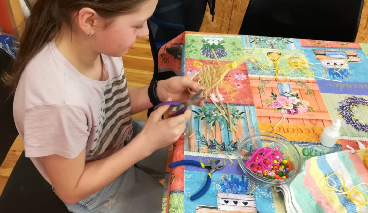 Děti ztrácejí vztah k řemeslům. V ekocentru si vyzkouší práci s kolovrátkem i vlnou