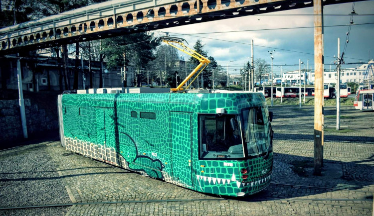 FOTO/VIDEO: Dopravní podnik představil novou šalinu. Na konci března začne Brno křižovat první drak