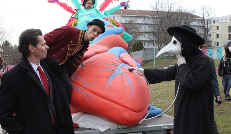 Maškary ovládly Cejl během festivalu Barvy brněnského Bronxu