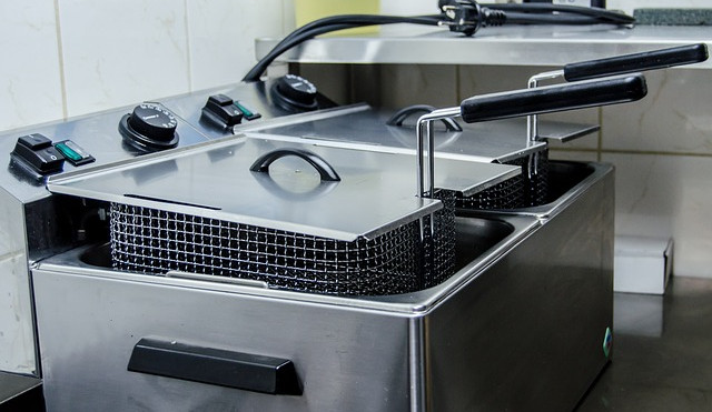 Přepálený olej není výjimkou. Kontrola ho odhalila v každé šesté restauraci