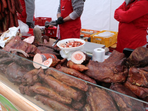 Slavnosti moravského uzeného na hradě Veveří navštívilo o víkendu 5 tisíc lidí