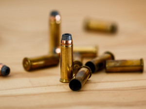 Tři muže obvinila policie z nedovoleného ozbrojování, při prohlídce zajistili desítky zbraní a více než deset tisíc nábojů