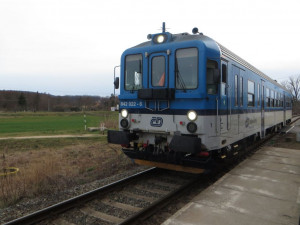 Muž skočil na Brněnsku pod vlak, aby zachránil svého pejska. Vlak je oba přejel, muž přežil, pejsek bohužel ne