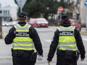Brněnští strážníci zachránili život muži, kterému po pádu masivně krvácela hlava