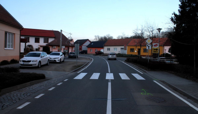 Křižovatka  v obci Ježov, na které došlo ke srážce