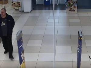 VIDEO: Zloděj ukradl z brněnské prodejny paměťové karty za 7 300 Kč, podezřelého zachytila kamera