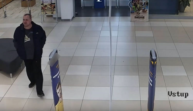 Podezřelého muže zachytila bezpečností kamera
