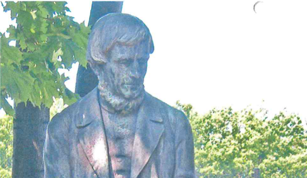 Němečtí policisté pátrají po sedícím muži z bronzu. Hodnota díla je 22 tisíc eur