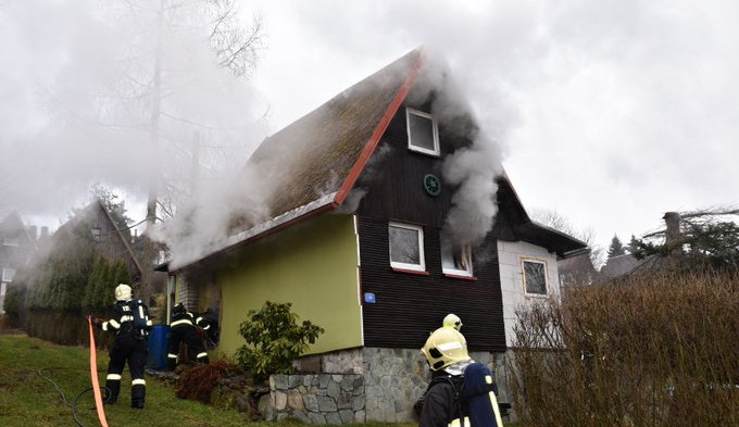 Ve Skalici u České Lípy zasahovali hasiči u požáru zahradní chatky