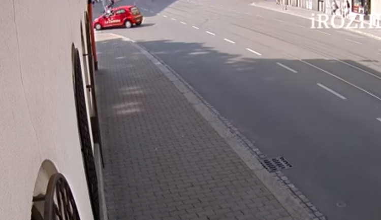 Kurýr srazil cyklistu