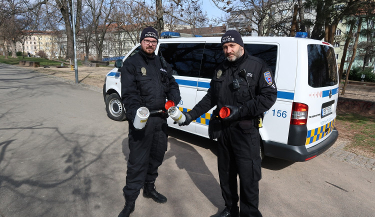 Brněnští strážníci letos šestým rokem vyrazili na Akci Jehla, z ulic odstranili 250 stříkaček