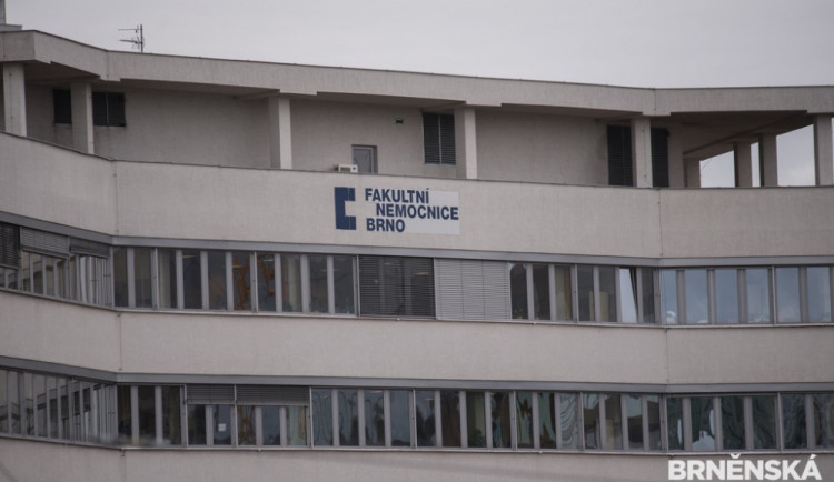 Fakultní nemocnice Brno čelí kybernetickému útoku, akutní pacienty převáží jinam