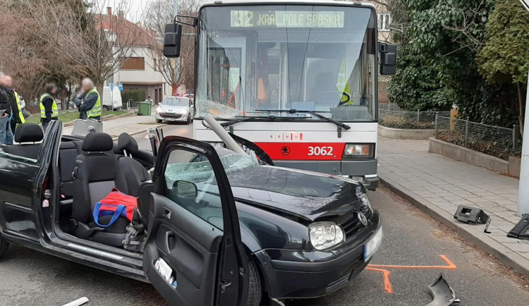 FOTO: V Králově Poli se srazilo auto s trolejbusem. Řidič osobáku na místě zemřel