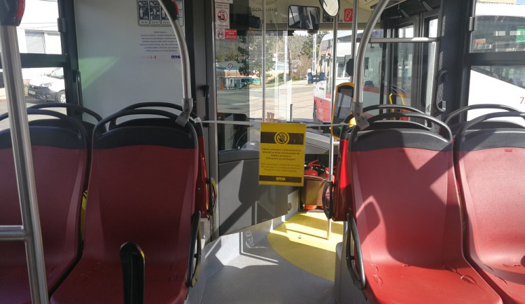 První dveře autobusů a trolejbusů v Brně zůstanou kvůli ochraně řidičů zavřené. Cestující se k řidiči nedostanou