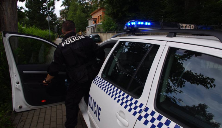 Porvali se v paneláku. Ke rvačce ženy a dvou mužů vyjeli strážníci