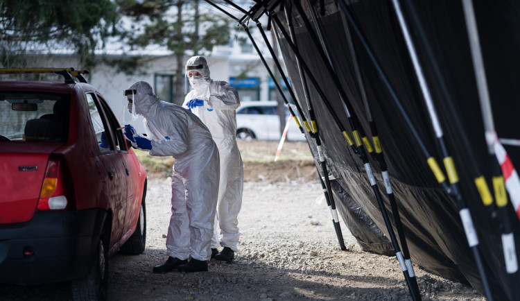 Ve stanech Fakultní nemocnice začínají testovat i pacienty s horečkou nad 38 stupňů, kteří nemají povolení od hygieny