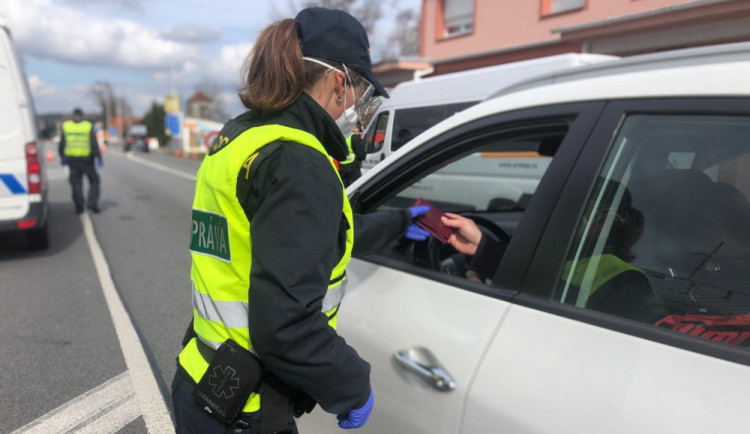 Celé Česko je od půlnoci v karanténě. Vláda zakazuje volný pohyb, do práce a na nákupy lidé mohou