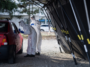 Ve stanech Fakultní nemocnice začínají testovat i pacienty s horečkou nad 38 stupňů, kteří nemají povolení od hygieny