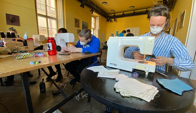 Dobrovolníci šijí v Brně roušky