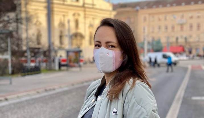 Brněnská firma vyrábí masky zabíjející koronavirus. Do prodeje půjdou do půlky dubna, stát budou dvě stovky