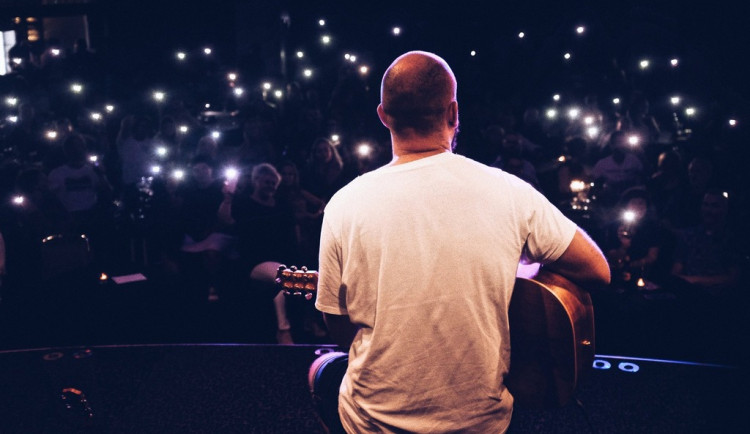 Umělci i lektoři začínají svoji tvorbu vysílat živě na internetu