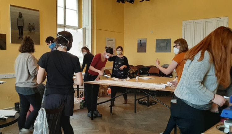 Studentští dobrovolníci chtějí místo sezení doma pomáhat druhým