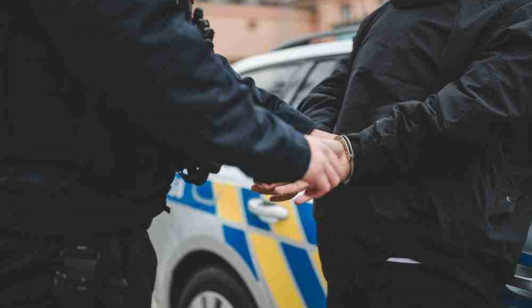 Recidivista kradl v době nouzového stavu, hrozí mu až osm let za mřížemi