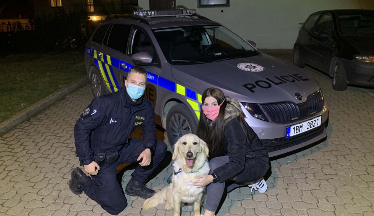 Šťastná panička s pejskem a policistou