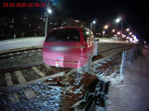FOTO: Opilý řidič poslal na Konopné v Brně auto mezi koleje. Nemohl vyjet, tak zamkl a šel domů