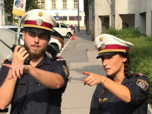 Policisté kontrolují, kam máte namířeno. Čech žijící ve Vídni popisuje situaci ve městě