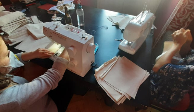 Dobrovolníci šijí roušky pro nemocnice a sociální pracovníky