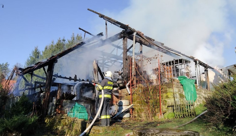 V Dolní Sytové vzplála stodola. Sousední dům se podařilo ochránit