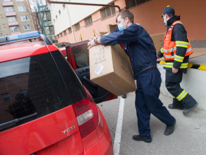 Kraj rozdá 20 tisíc roušek a respirátorů řidičům autobusů