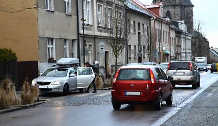 Parkování na přechodu nebo zastávce. Řidiči by měli při vykládání dětí přemýšlet