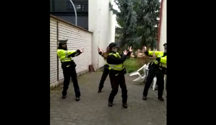 Brněnské strážnice a jejich Coronavirus Dance Challenge