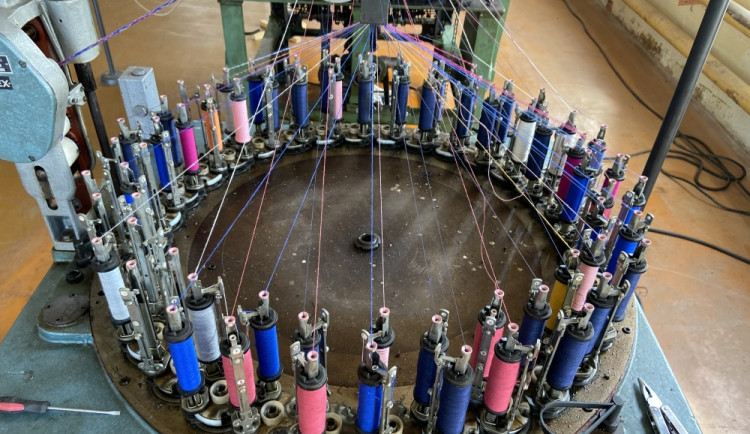 Nedostatek tkalounů na roušky vyřešili v Bílém Potoce po svém. Pustili se do výroby vlastního