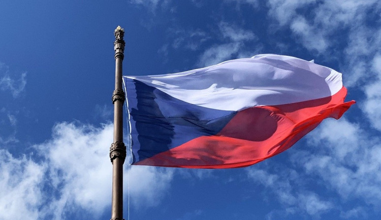 Česká vlajka dnes slaví přesně 100 let. Odborníci ji řadí mezi jednu z nejpovedenějších na světě