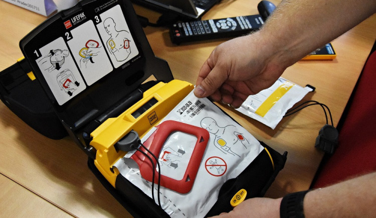 V Bílém Kostele zkolaboval muž, policistům k záchraně pomohl defibrilátor