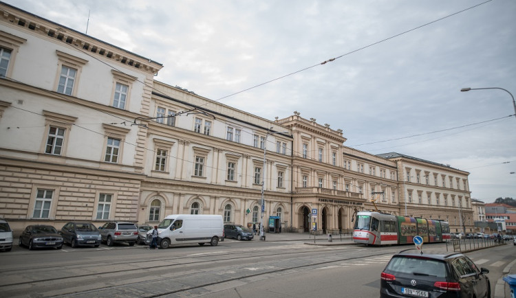 V Brně zemřela první pacientka s koronavirem