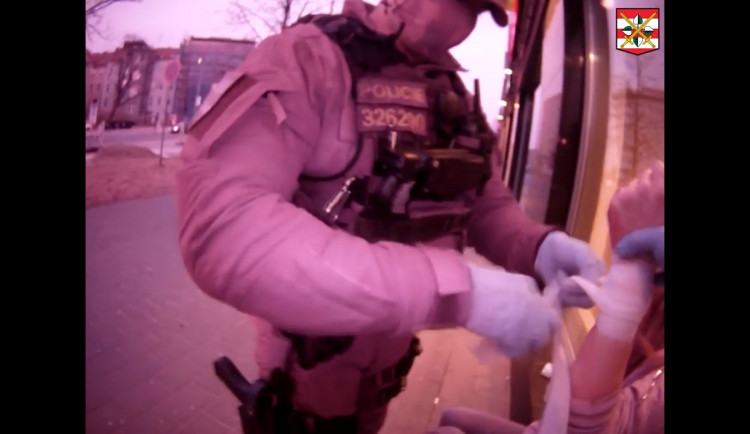 Policisté zachránili dívku