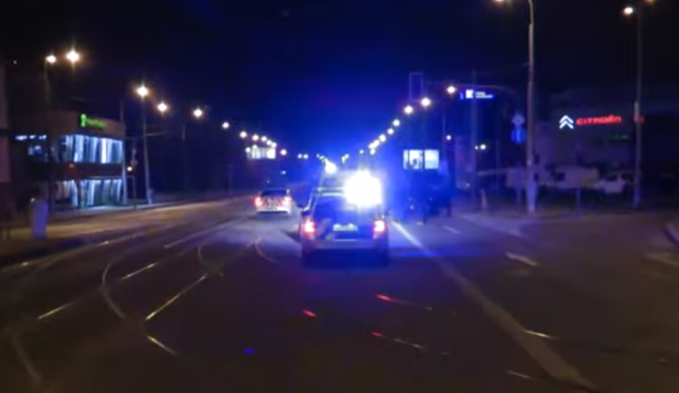 VIDEO: Patnáctiletá dívka ujížděla policistům v Brně a nabourala, autem pro ni přijel i čtrnáctiletý bratr