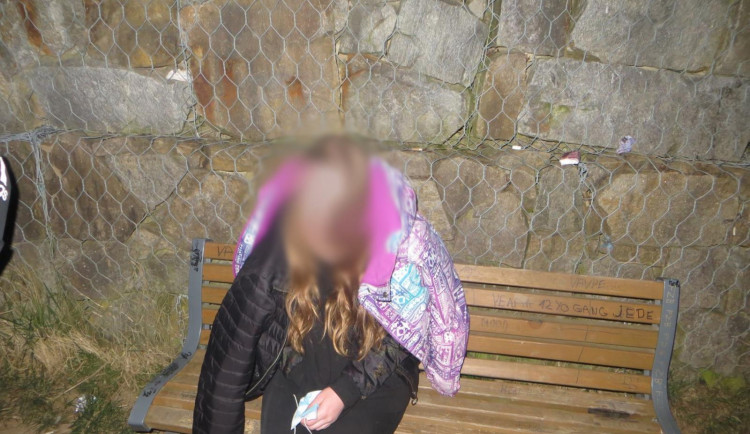 Policisté objevili nezletilé opilé dívky, které porušovali zákaz volného pohybu