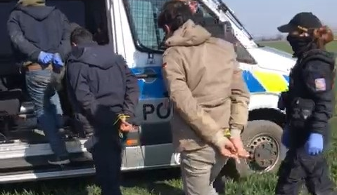 Policisté migranty zatkli při pokusu o útěk