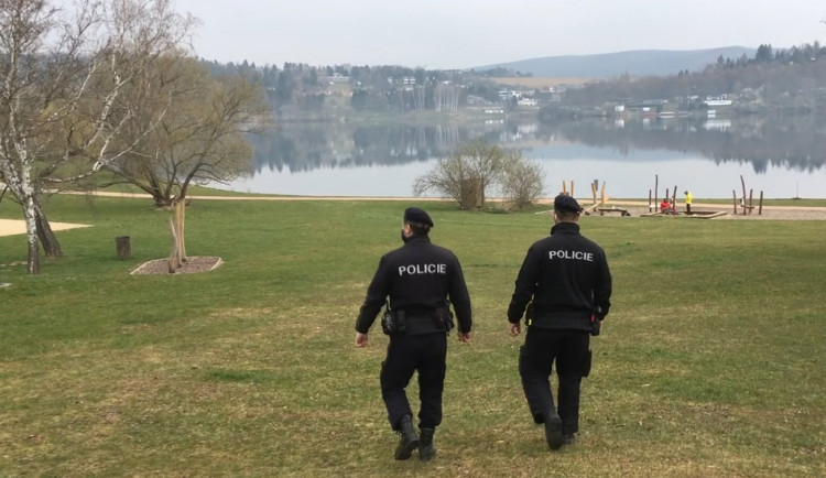 FOTO: Přehrada zůstala o víkendu poloprázdná, policisté chválí Brňany za dodržování předpisů