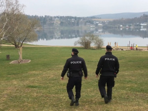 FOTO: Přehrada zůstala o víkendu poloprázdná, policisté chválí Brňany za dodržování předpisů