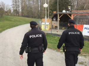 FOTO: Přehrada zůstala o víkendu poloprázdná, policisté chválí brňany za dodržování předpisů