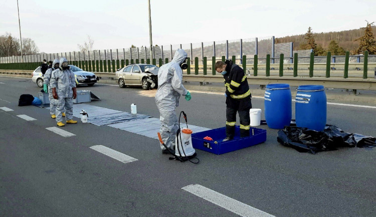 FOTO: U nehody v Brně zasahoval kvůli podezření na koronavirus biohazard tým