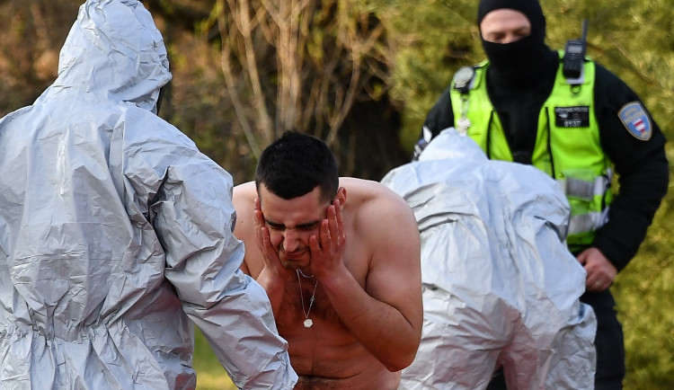 FOTO: Opilému muži stoupla na záchytce teplota na 38,5 stupně, tři strážníci nyní v izolaci čekají na výsledek jeho testů