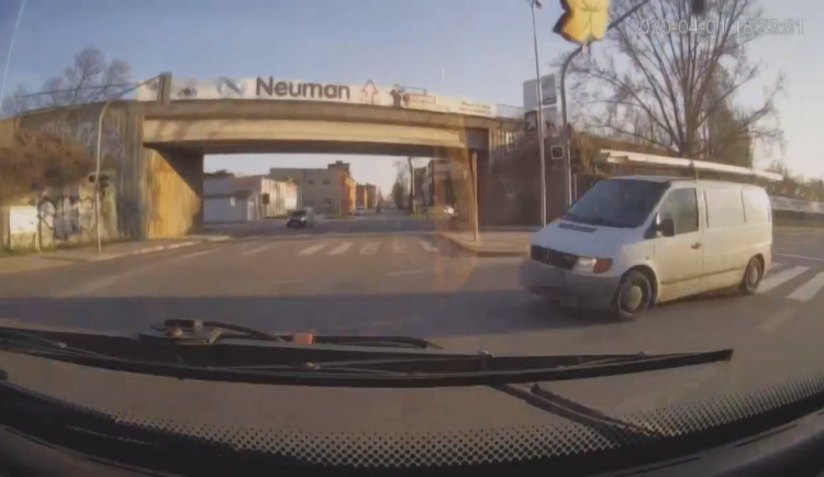 VIDEO: Řidič autobusu jen těsně zabránil srážce s dodávkou, která jela na červenou. Při manévru se zranily cestují s kočárkem