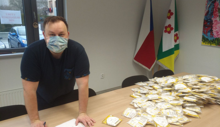 Starosta vesničky na Brněnsku sehnal po vlastní ose tisíce respirátorů, nyní je nabízí obyvatelům i okolním obcím
